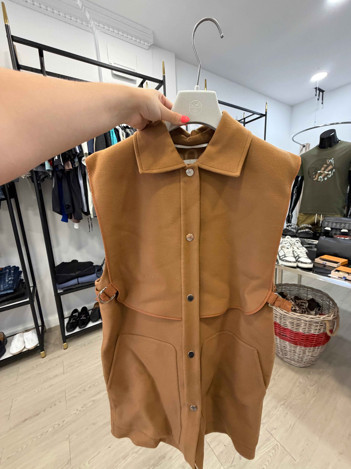 Chaleco sin Mangas de Hermès – Elegancia Atemporal en Cachemira Camel