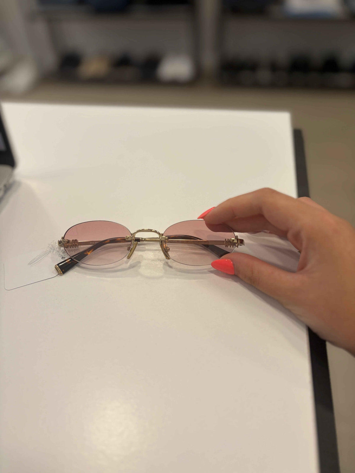 Gafas de sol Miu Miu MU A54S - Elegancia y Protección UV en Color ZVN70O