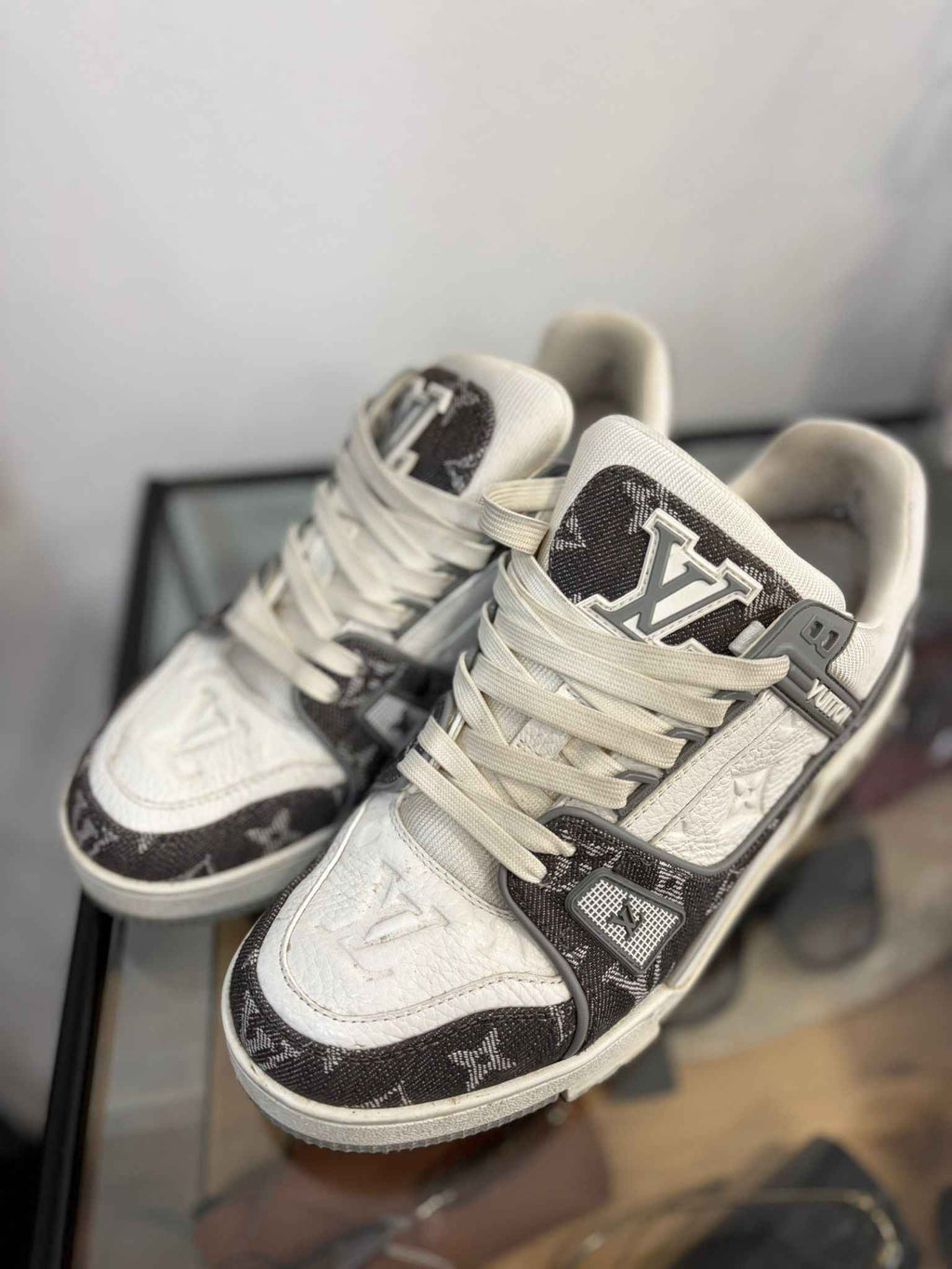 Zapatillas Louis Vuitton Monogram Denim: Estilo y Confort en Cada Paso