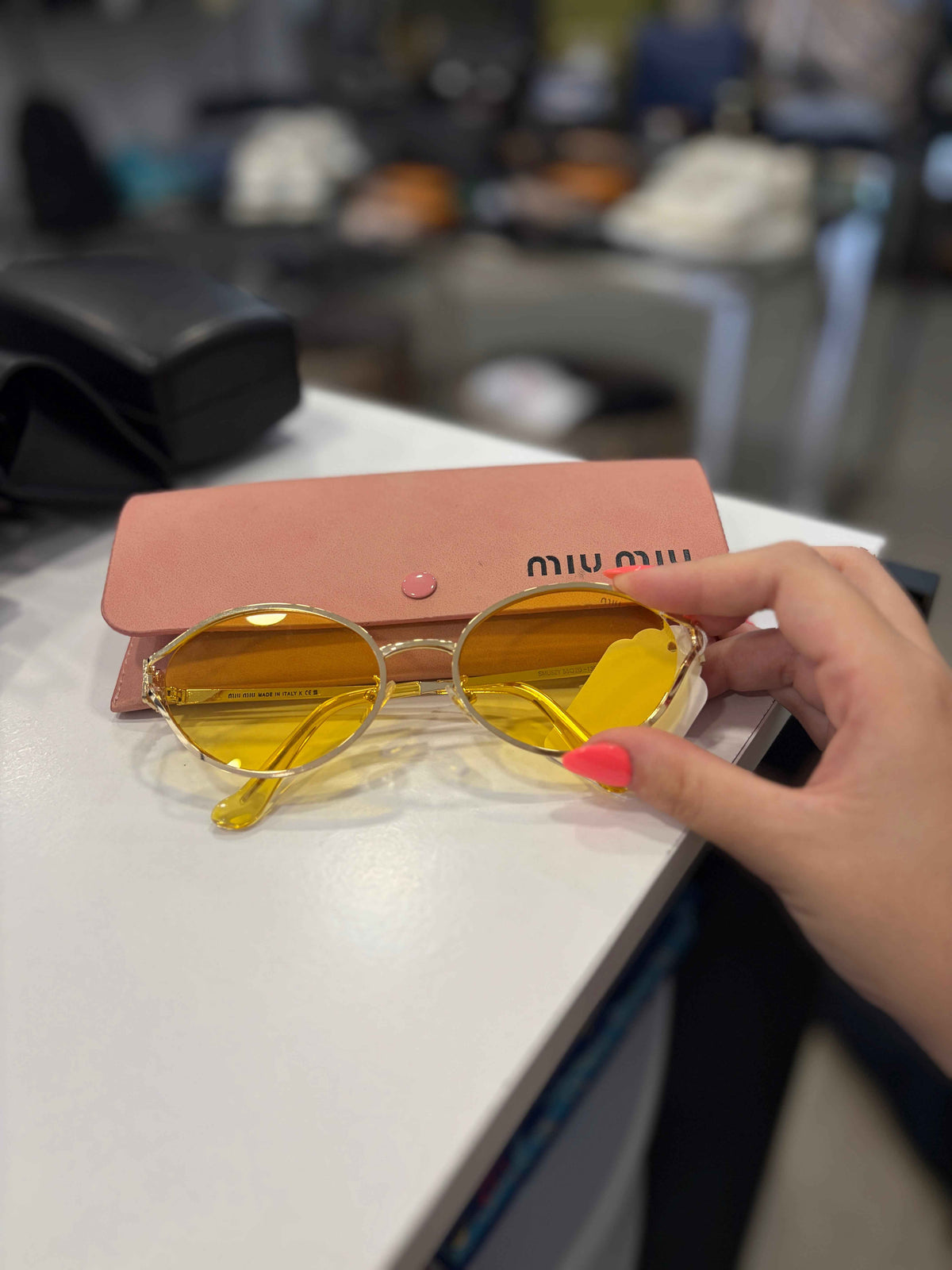 Gafas Miu Miu Rêverie – Edición Amarilla y Oro para un Estilo Único