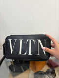 Bandolera Valentino Garavani VLTN: Elegancia y Versatilidad en Cada Detalle