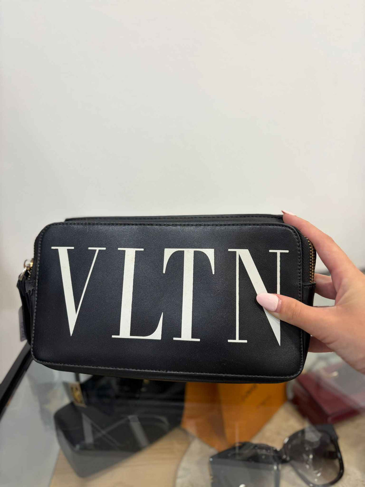 Bandolera Valentino Garavani VLTN: Elegancia y Versatilidad en Cada Detalle