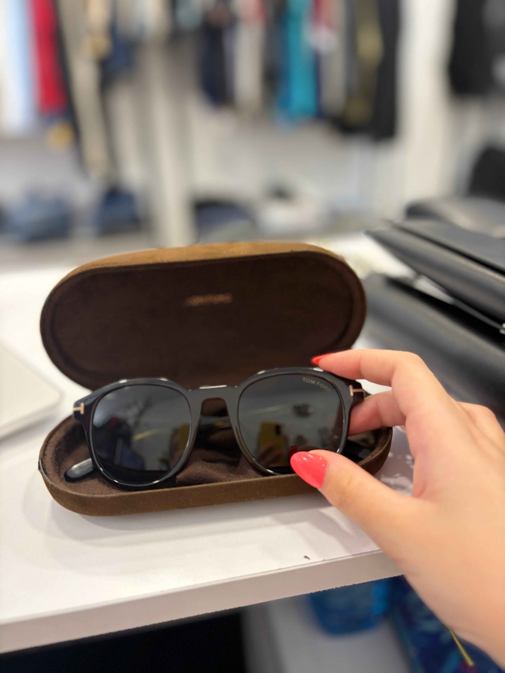 Gafas Tom Ford Avery - Elegancia y Estilo en Brillo Negro