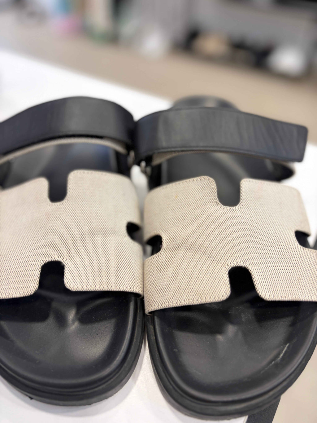 Sandalias Hermès Chypre en Tela H y Piel de Becerro Negra