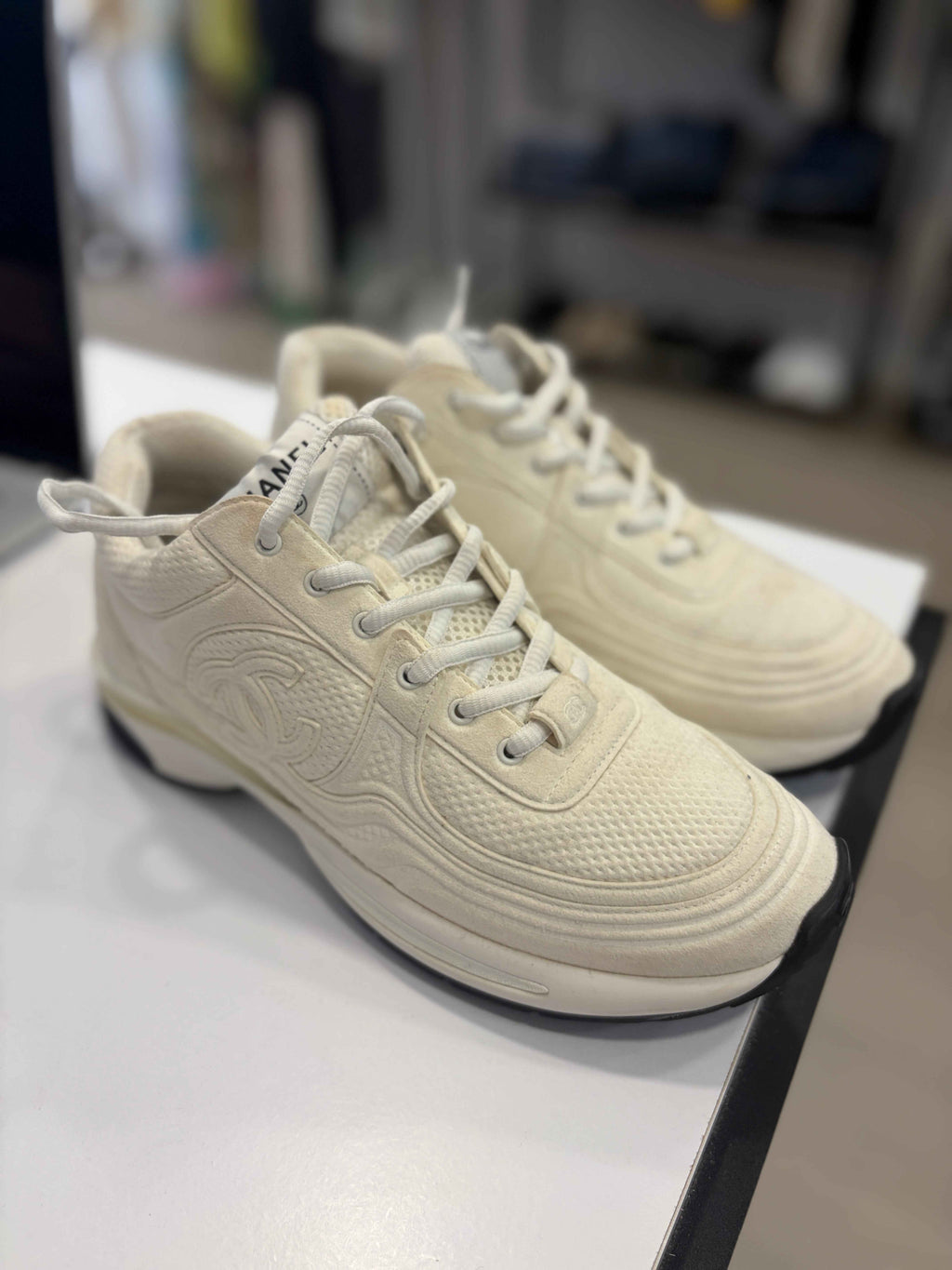 Zapatillas Deportivas Chanel: Elegancia y Comodidad en Cada Paso