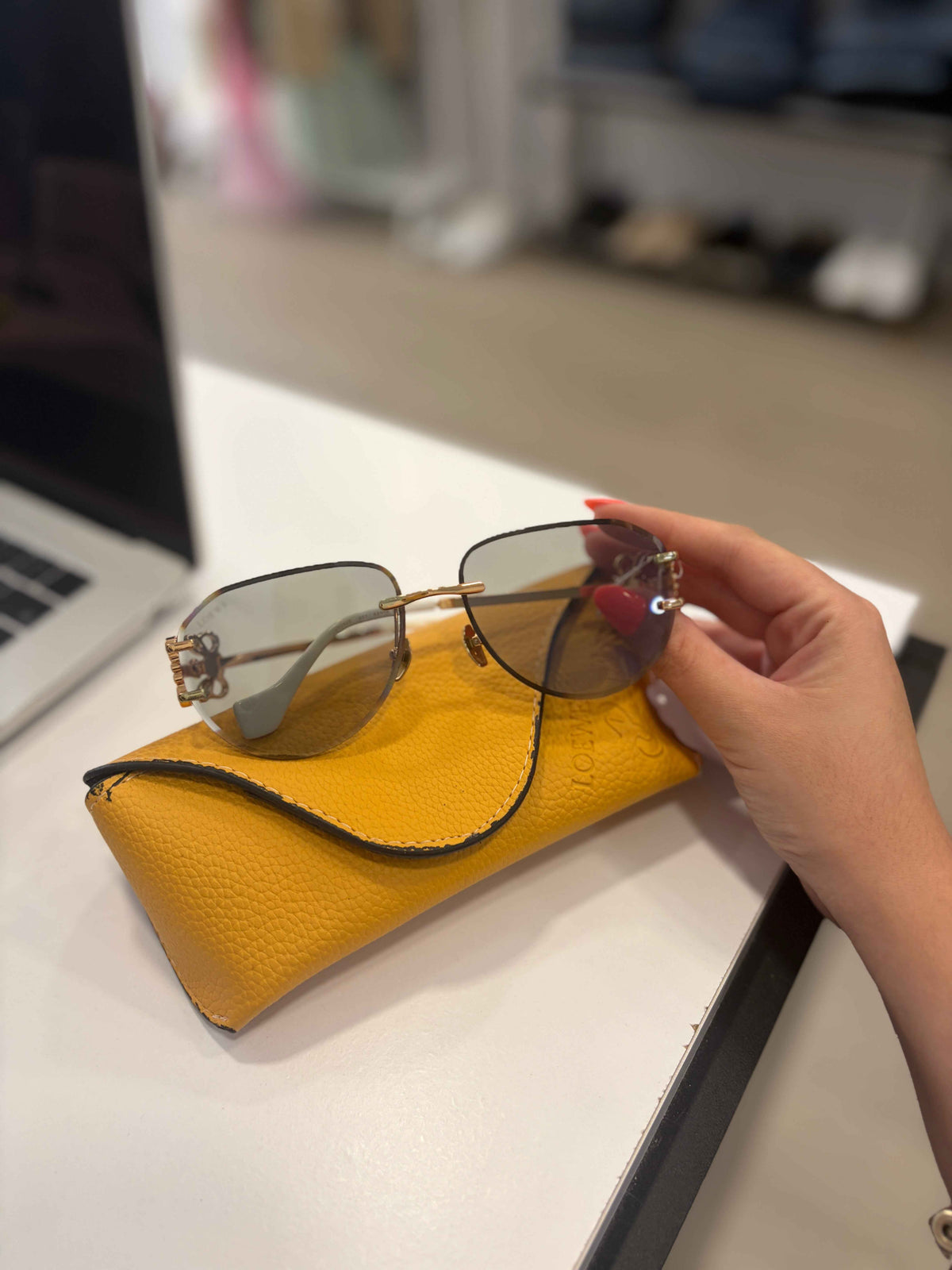 Gafas de Sol Loewe Anagram Hexagonal LW40115U: Elegancia y Protección UV