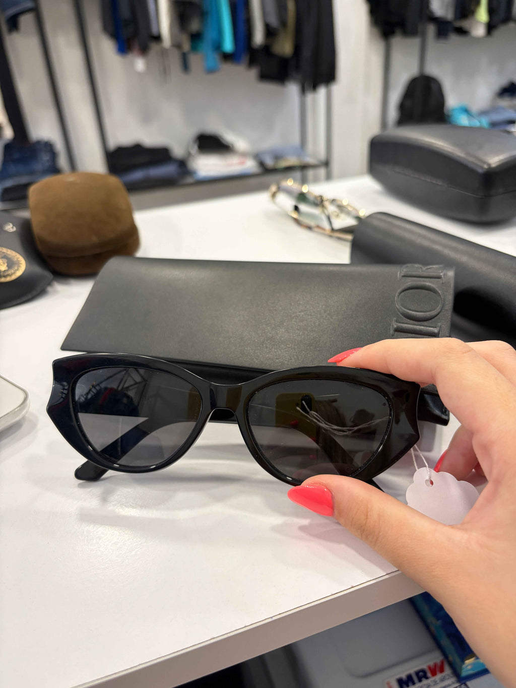 Gafas Dior Diorglow B1I – Edición Esculpida en Negro: La Elegancia que Transforma tu Estilo