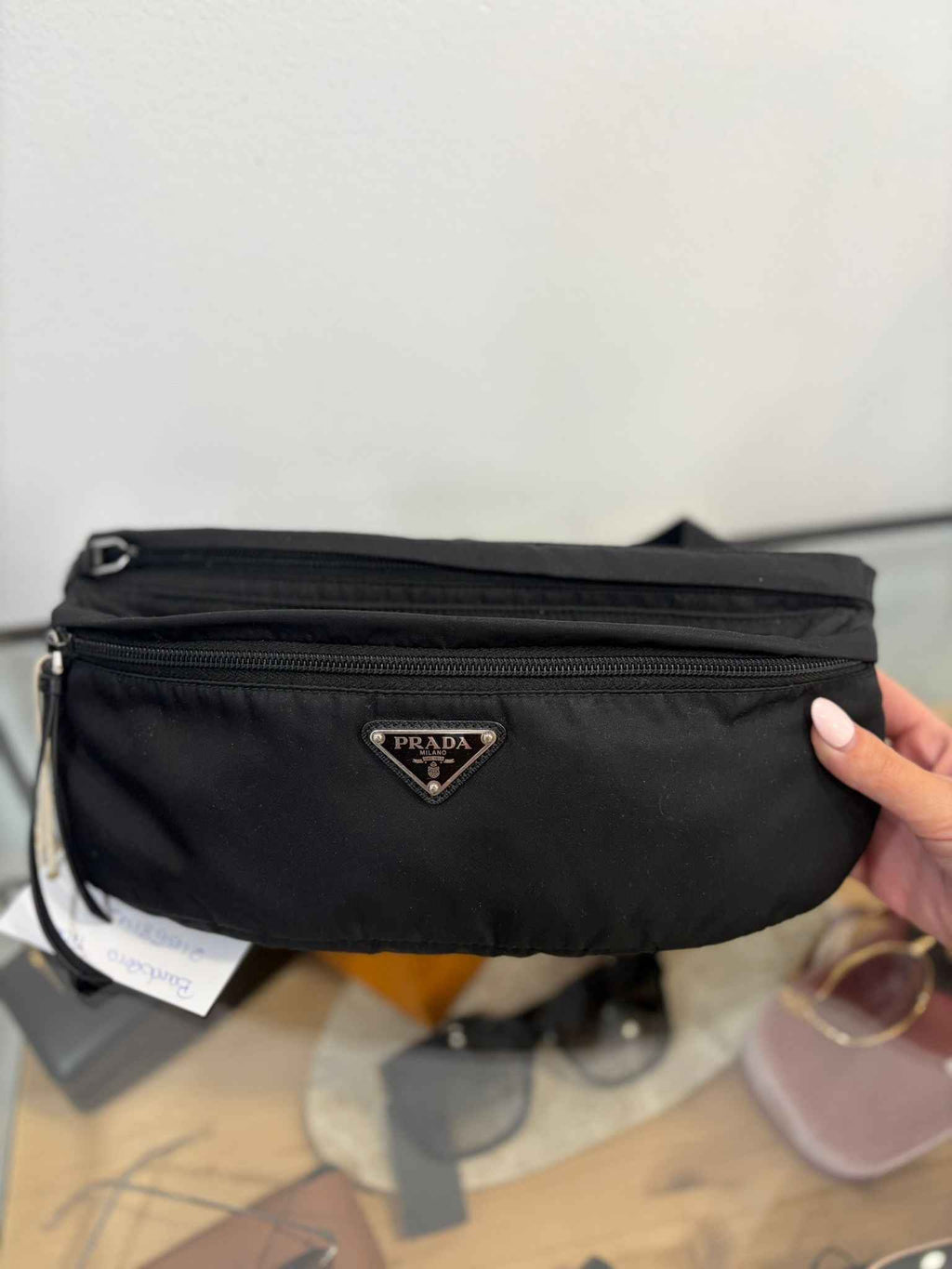 Riñonera Prada Re-Nylon negra: La Combinación Perfecta de Estilo y Sostenibilidad