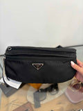 Riñonera Prada Re-Nylon negra: La Combinación Perfecta de Estilo y Sostenibilidad