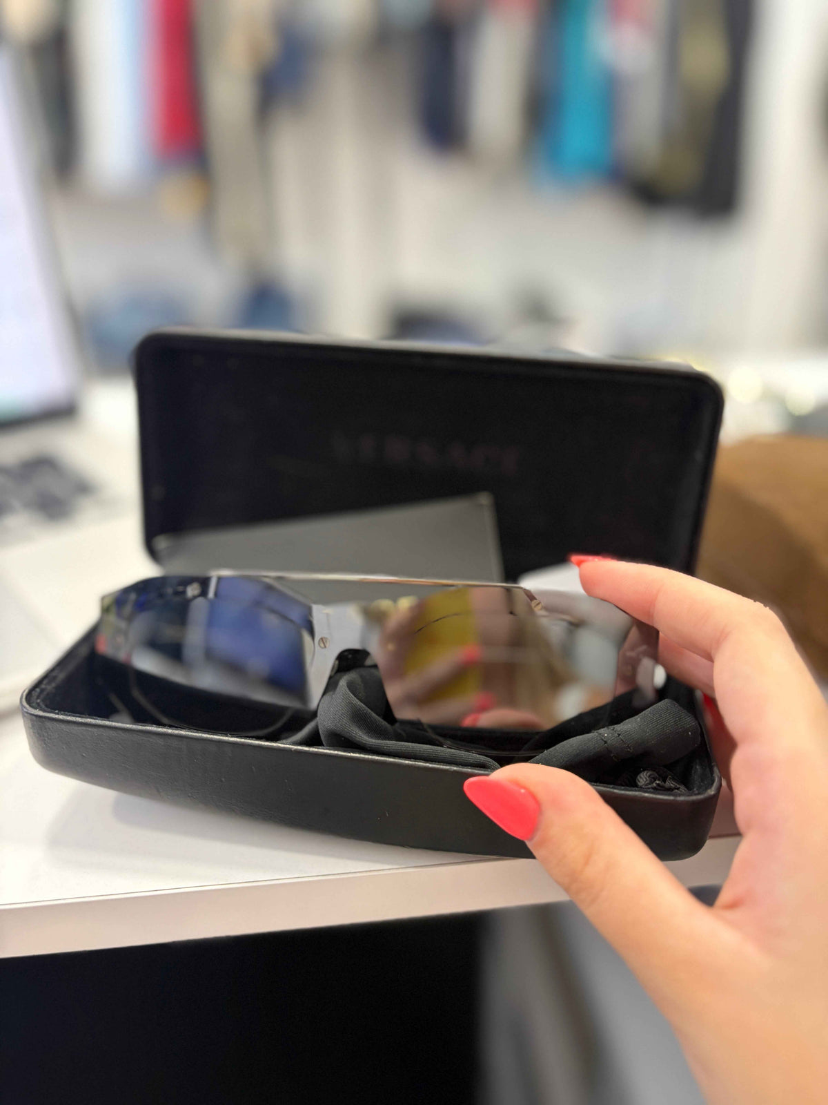 Gafas Versace con Espejo Plateado: Estilo Futurista y Protección Total