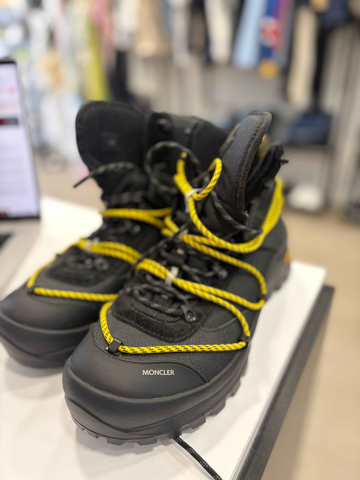 Botas de Montaña Moncler Glacier Waterproof: Estilo y Rendimiento para tus Aventuras