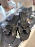 Sandalias de lujo Hermès Oran en Piel Negra: Comodidad y Estilo para Cada Ocasión