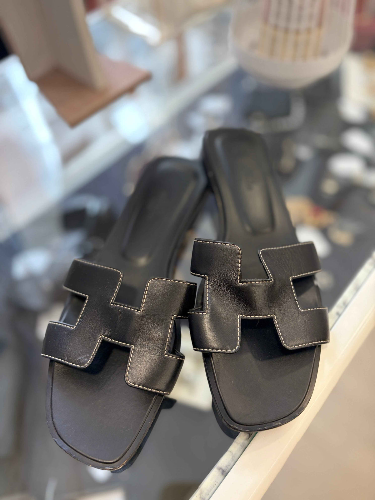 Sandalias de lujo Hermès Oran en Piel Negra: Comodidad y Estilo para Cada Ocasión