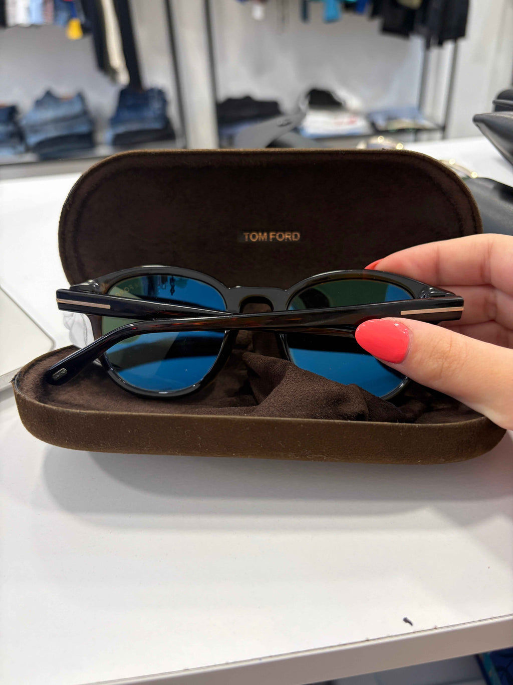 Gafas Tom Ford Avery - Elegancia y Estilo en Brillo Negro