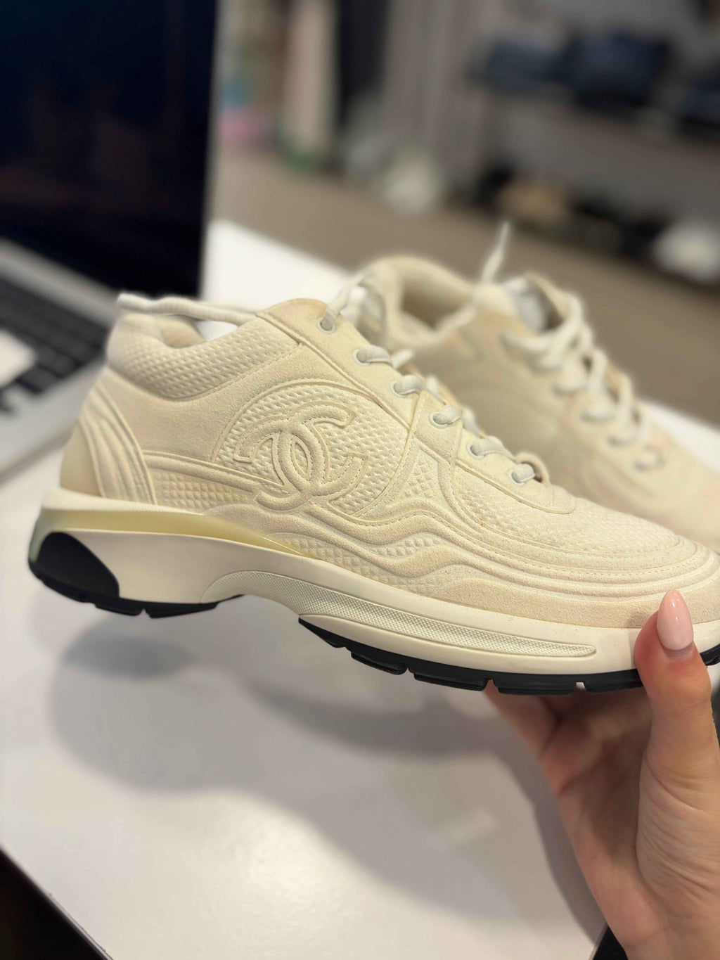 Zapatillas Deportivas Chanel: Elegancia y Comodidad en Cada Paso