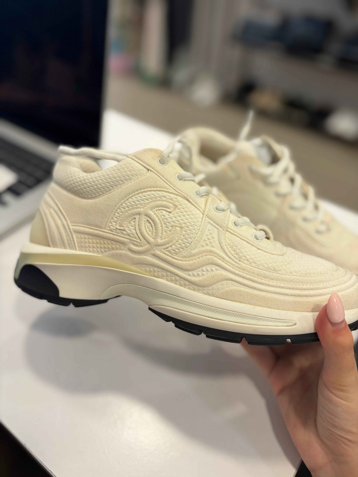 Zapatillas Deportivas Chanel: Elegancia y Comodidad en Cada Paso
