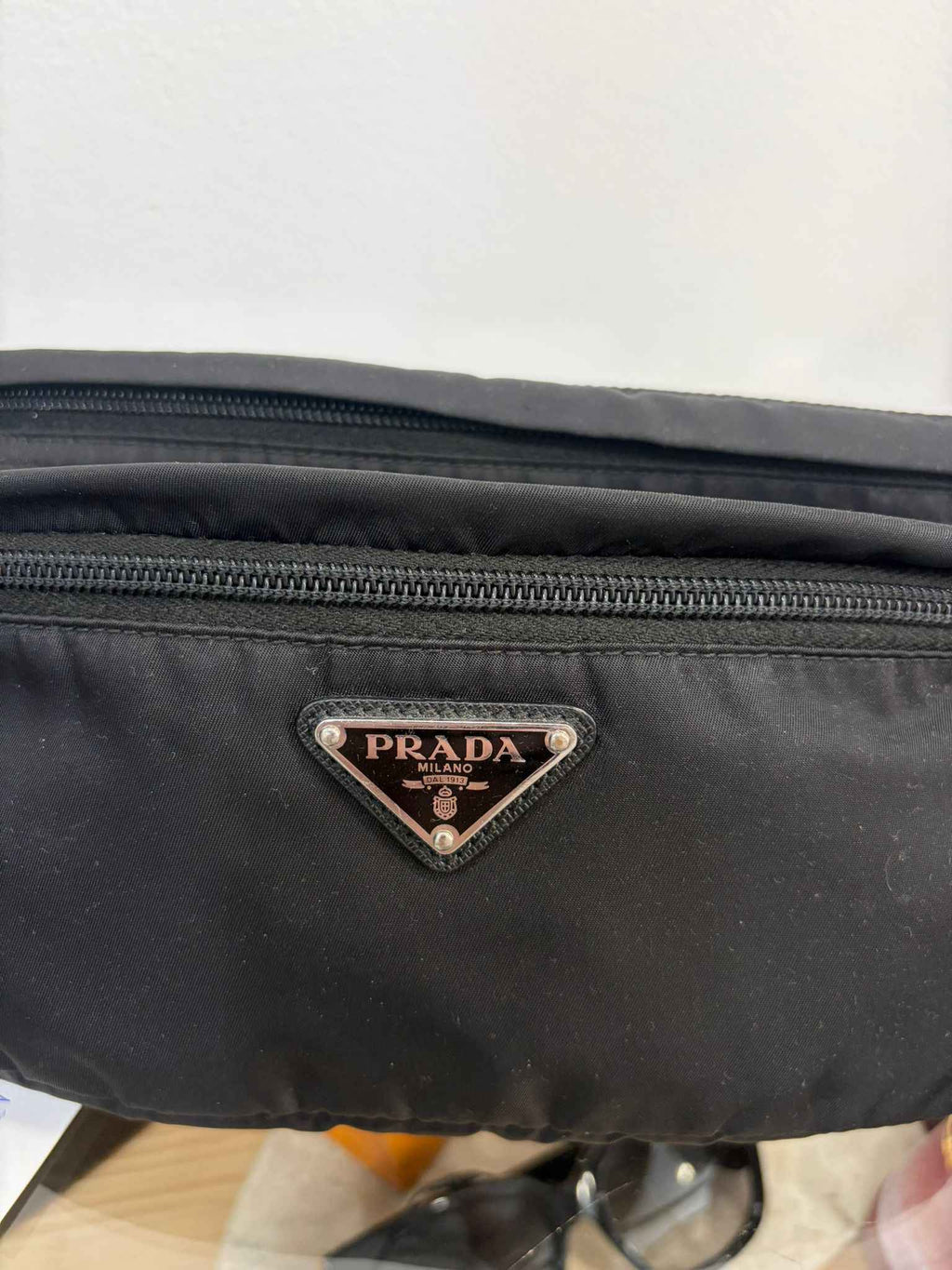 Riñonera Prada Re-Nylon negra: La Combinación Perfecta de Estilo y Sostenibilidad