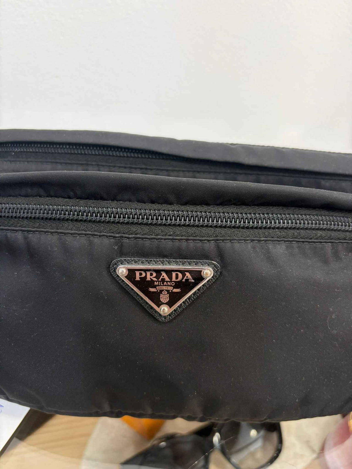 Riñonera Prada Re-Nylon negra: La Combinación Perfecta de Estilo y Sostenibilidad