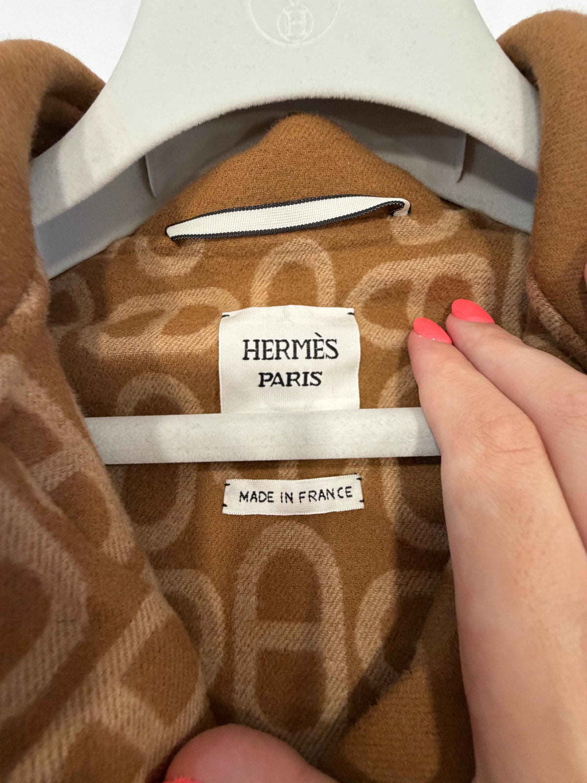 Chaleco sin Mangas de Hermès – Elegancia Atemporal en Cachemira Camel