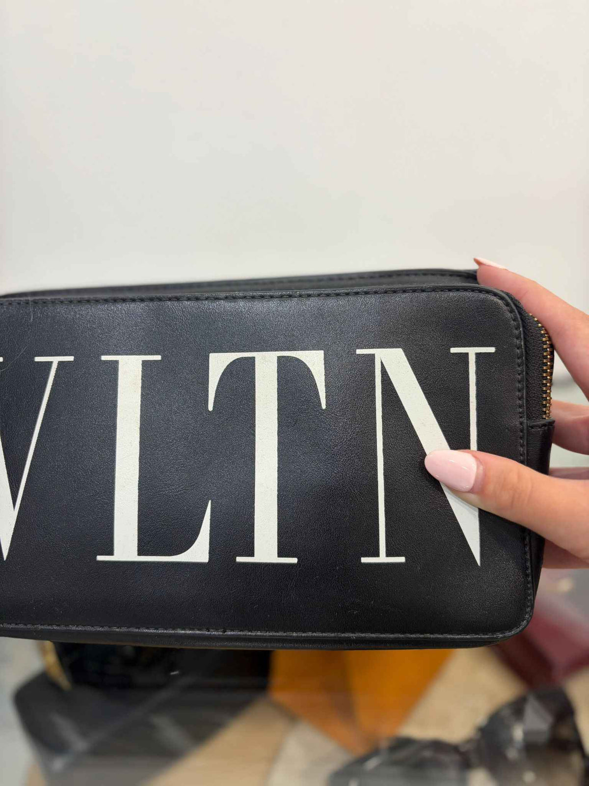 Bandolera Valentino Garavani VLTN: Elegancia y Versatilidad en Cada Detalle