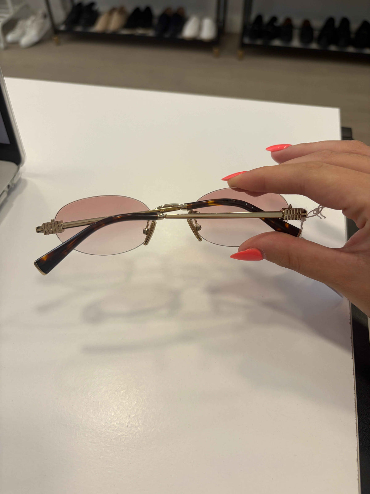 Gafas de sol Miu Miu MU A54S - Elegancia y Protección UV en Color ZVN70O