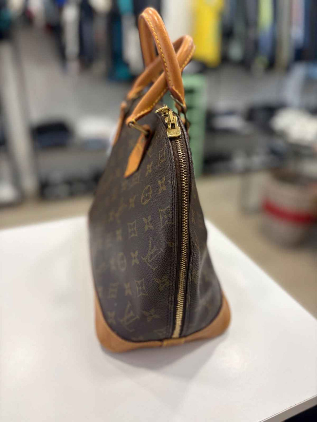 Bolso Louis Vuitton Alma PM Monogram: Tu Compañero de Estilo y Elegancia
