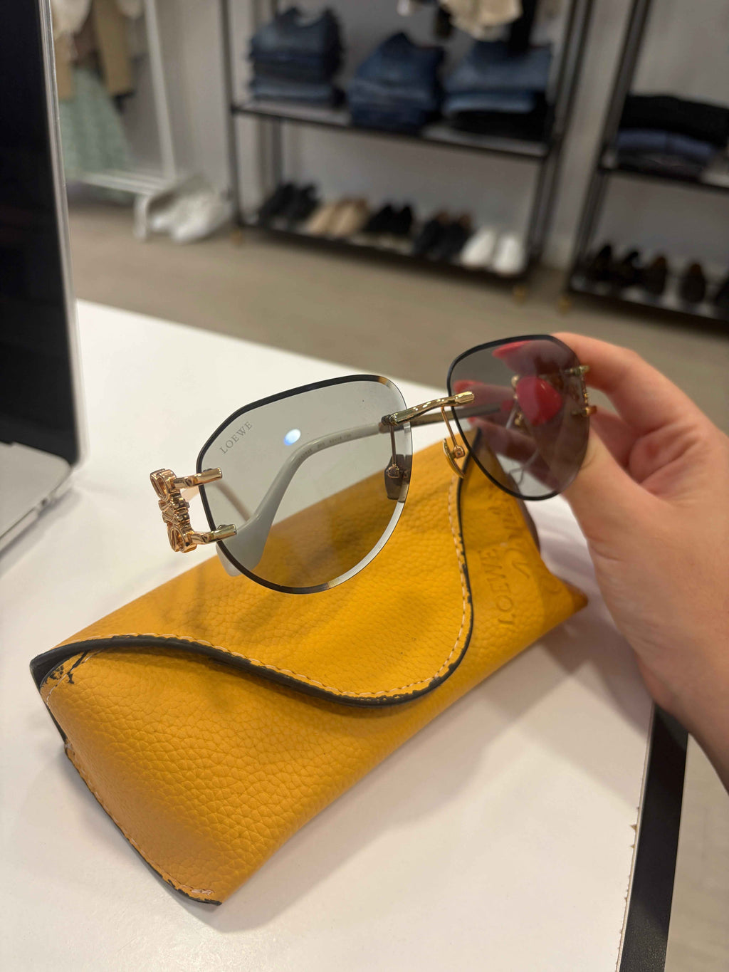 Gafas de Sol Loewe Anagram Hexagonal LW40115U: Elegancia y Protección UV