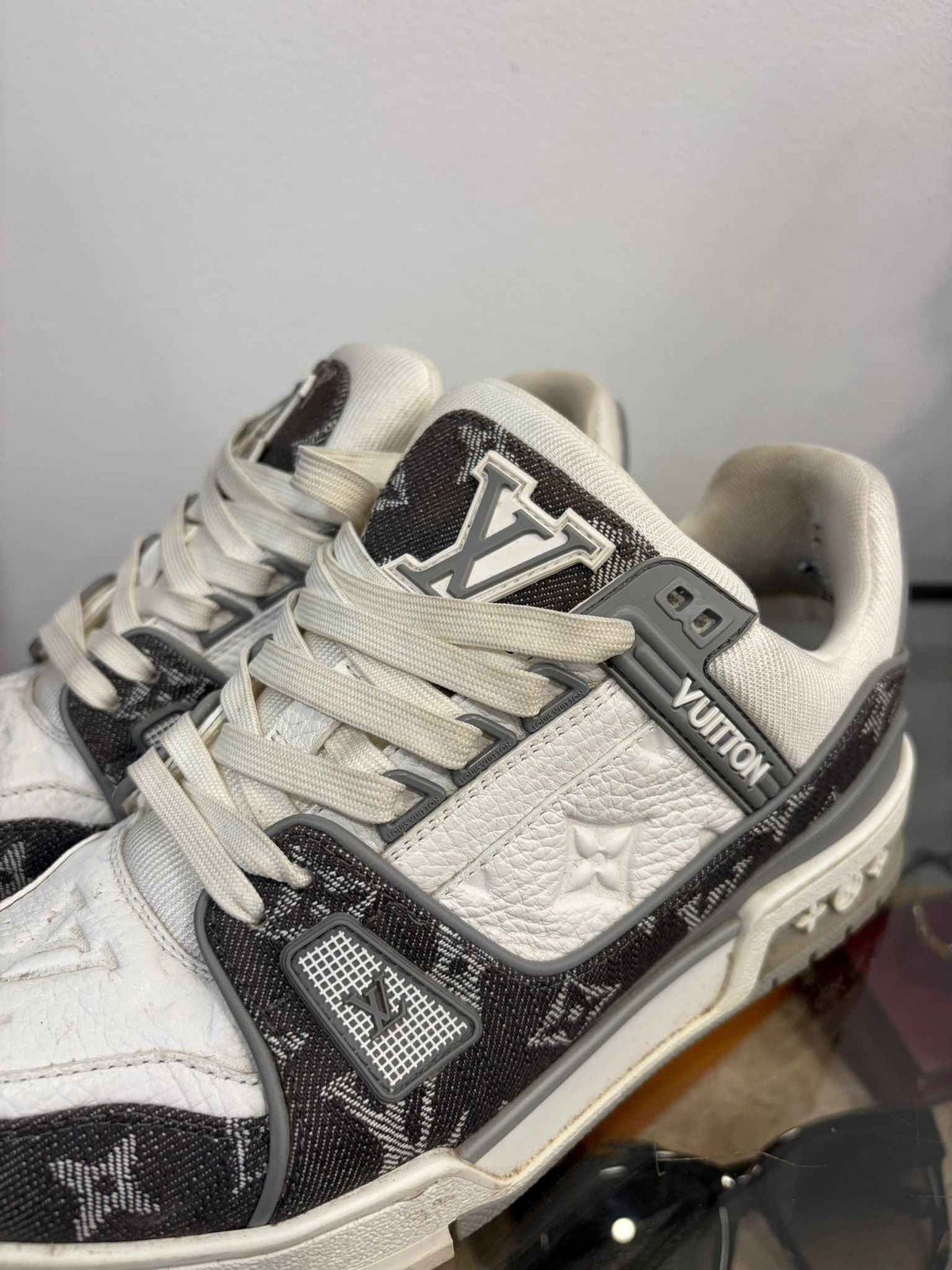 Zapatillas Louis Vuitton Monogram Denim: Estilo y Confort en Cada Paso