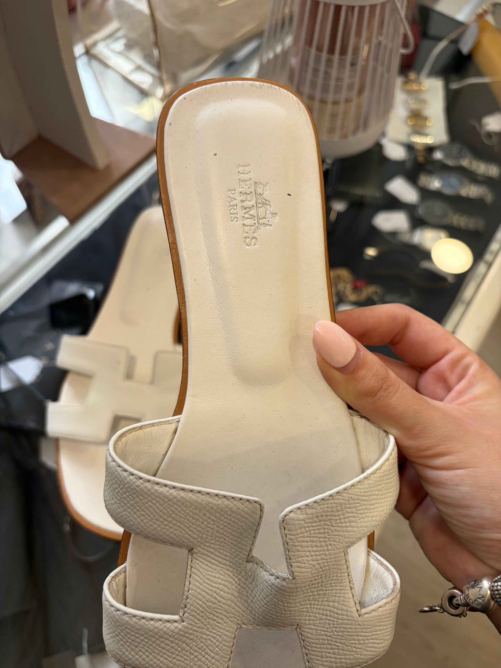 Sandalias Hermès Oran Blancas: Elegancia y Confort para Cada Ocasión