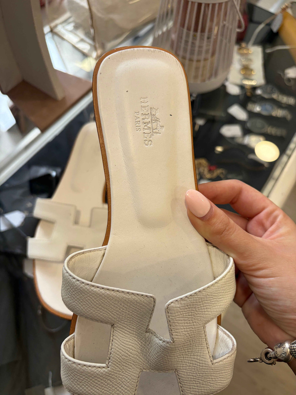 Sandalias Hermès Oran Blancas: Elegancia y Confort para Cada Ocasión