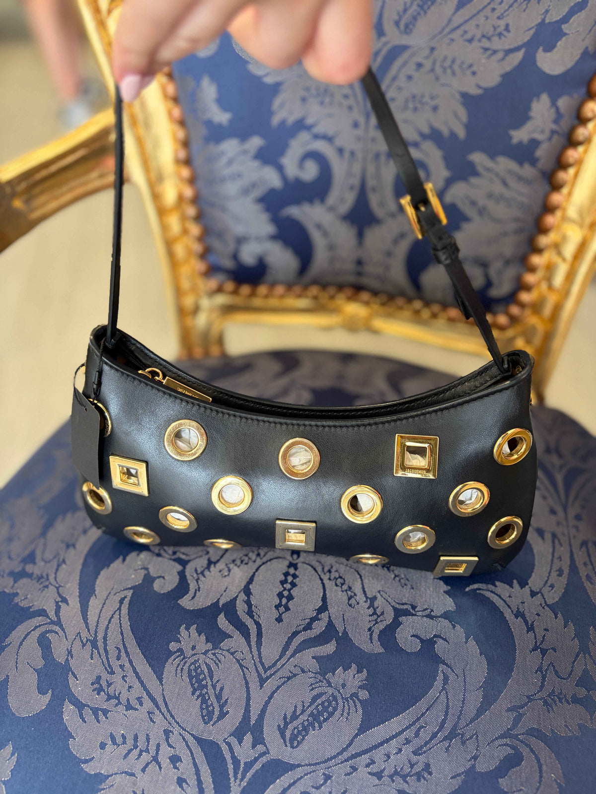 Descubre el Elegante Bolso Jacquemus Le Bisou Rond Carré para un Estilo Inigualable