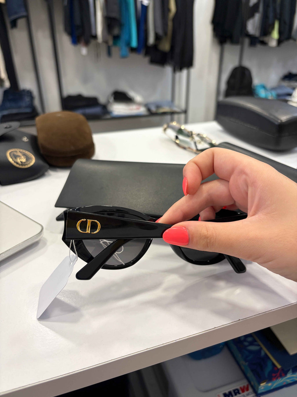 Gafas Dior Diorglow B1I – Edición Esculpida en Negro: La Elegancia que Transforma tu Estilo