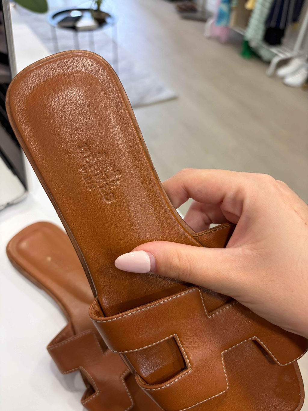 Sandalias Hermès Oran en Piel Gold: Elegancia y Comodidad para el Verano