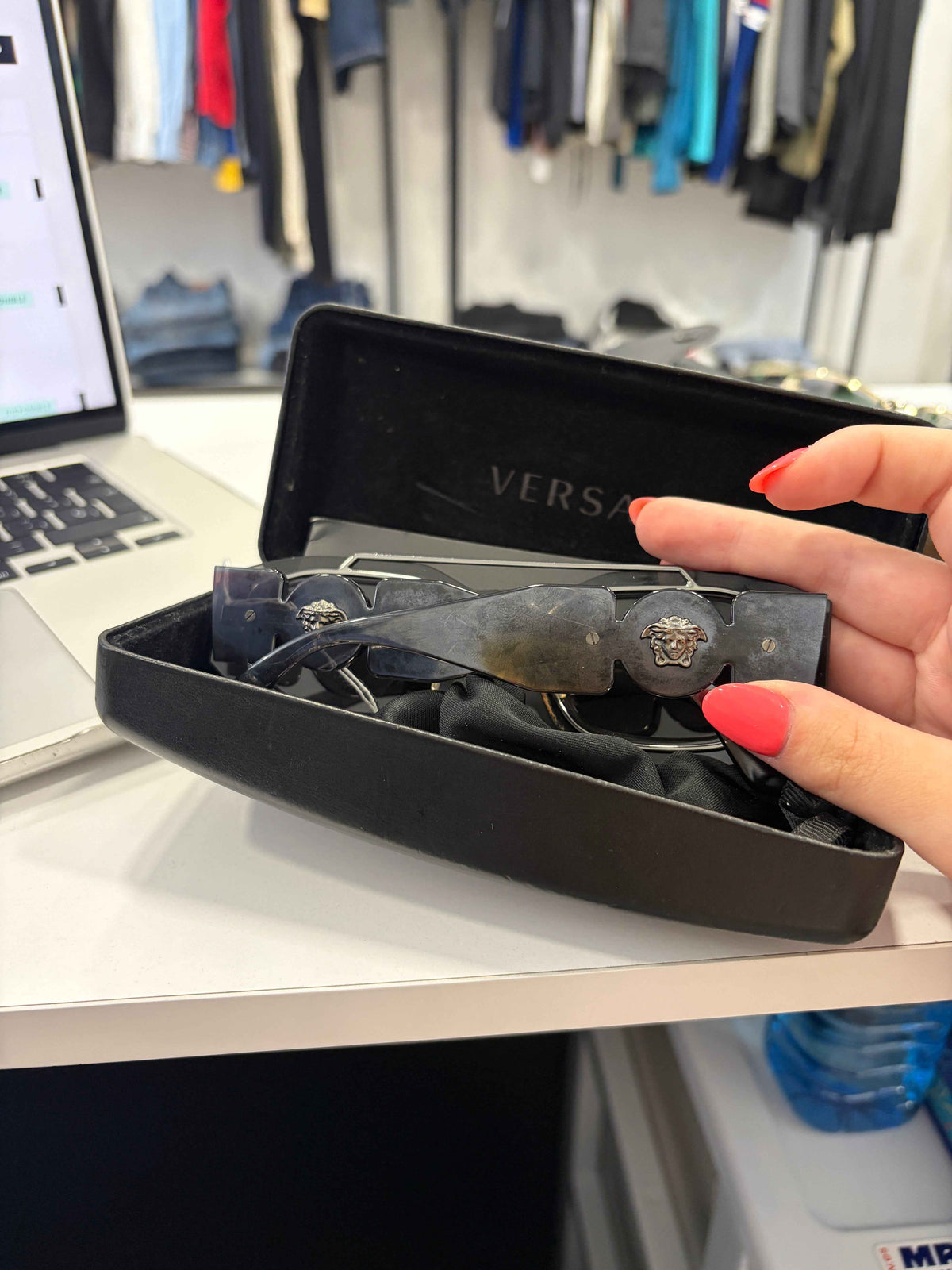 Gafas Versace con Espejo Plateado: Estilo Futurista y Protección Total