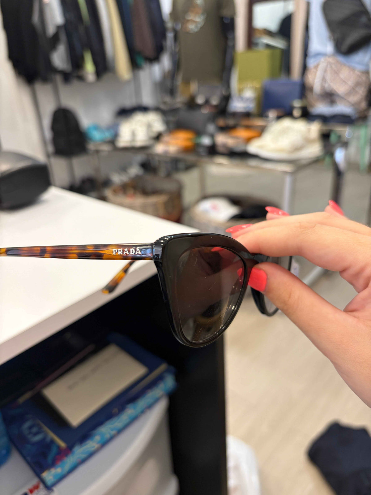 Gafas de sol Prada Catwalk: Elegancia y Protección en Cada Mirada