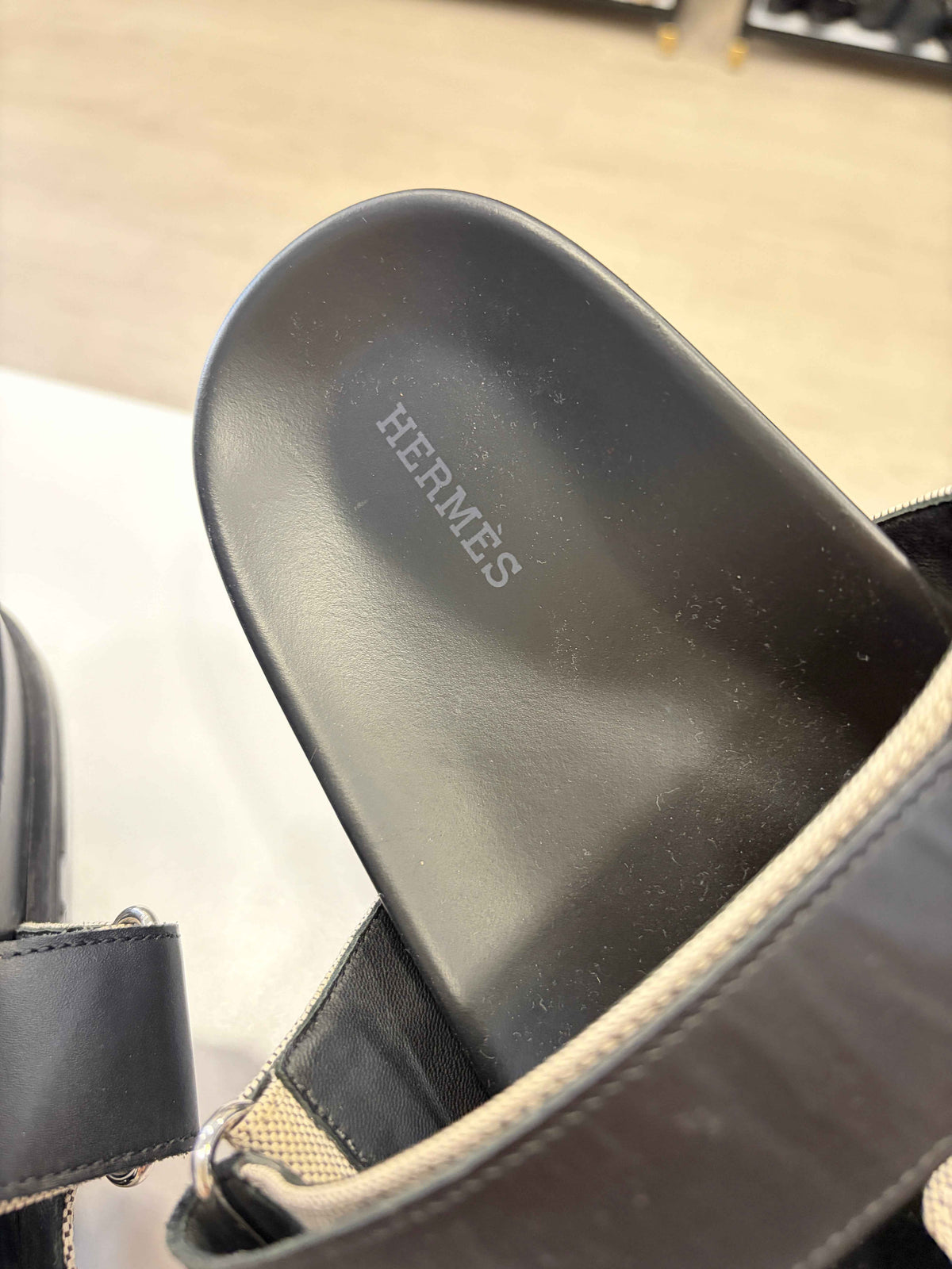 Sandalias Hermès Chypre en Tela H y Piel de Becerro Negra