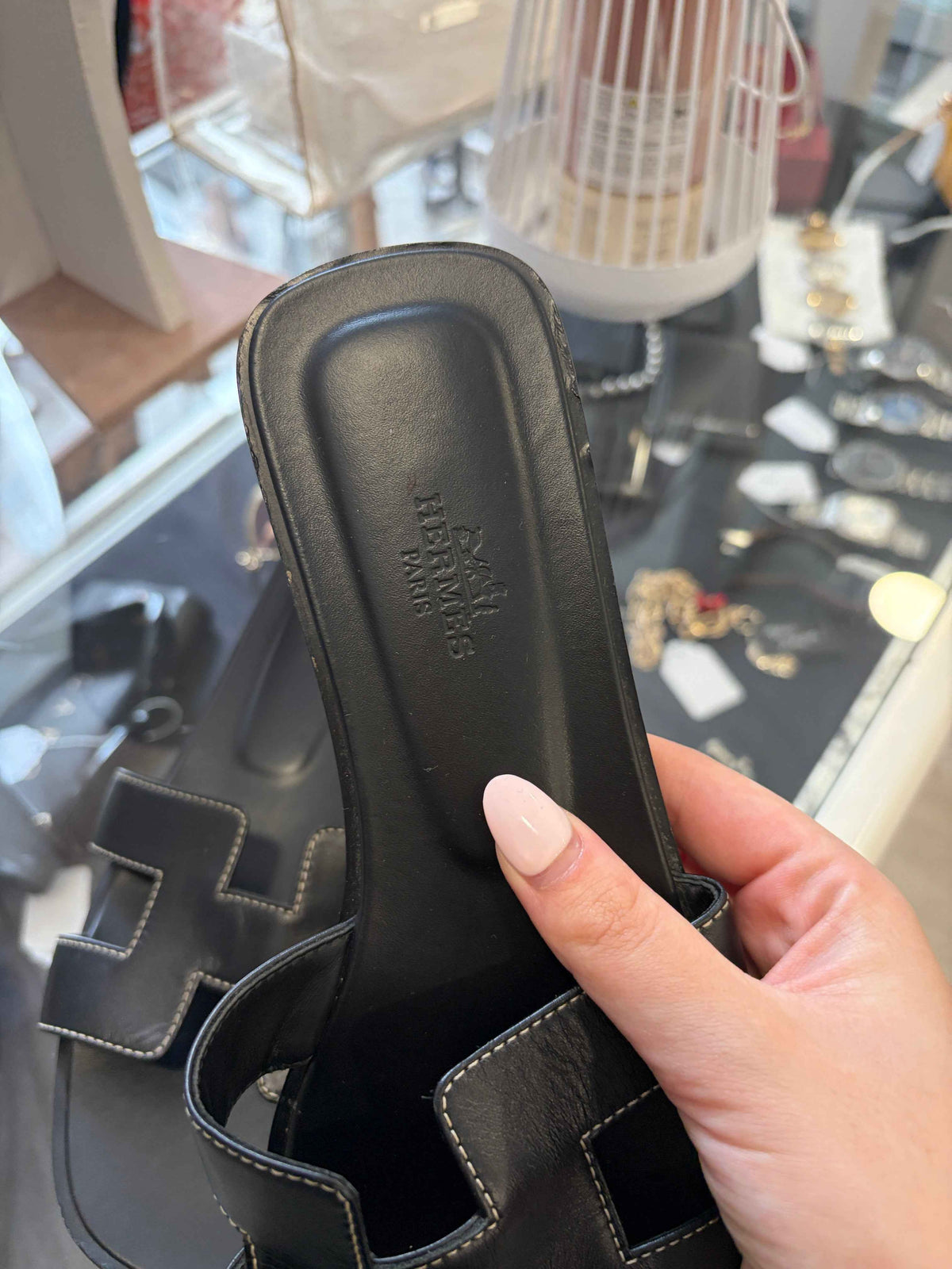 Sandalias de lujo Hermès Oran en Piel Negra: Comodidad y Estilo para Cada Ocasión