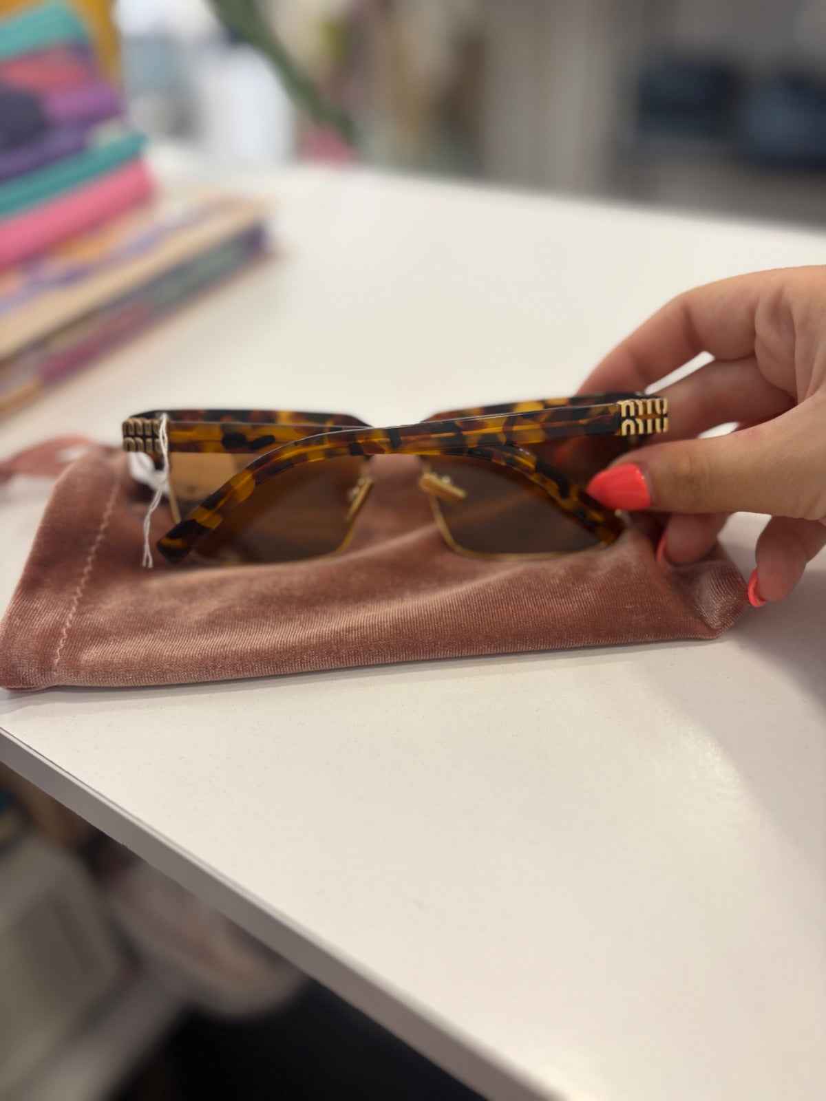 Gafas de Sol Miu Miu Clubmaster Cat-Eye: Estilo y Elegancia que Transforman Tu Look