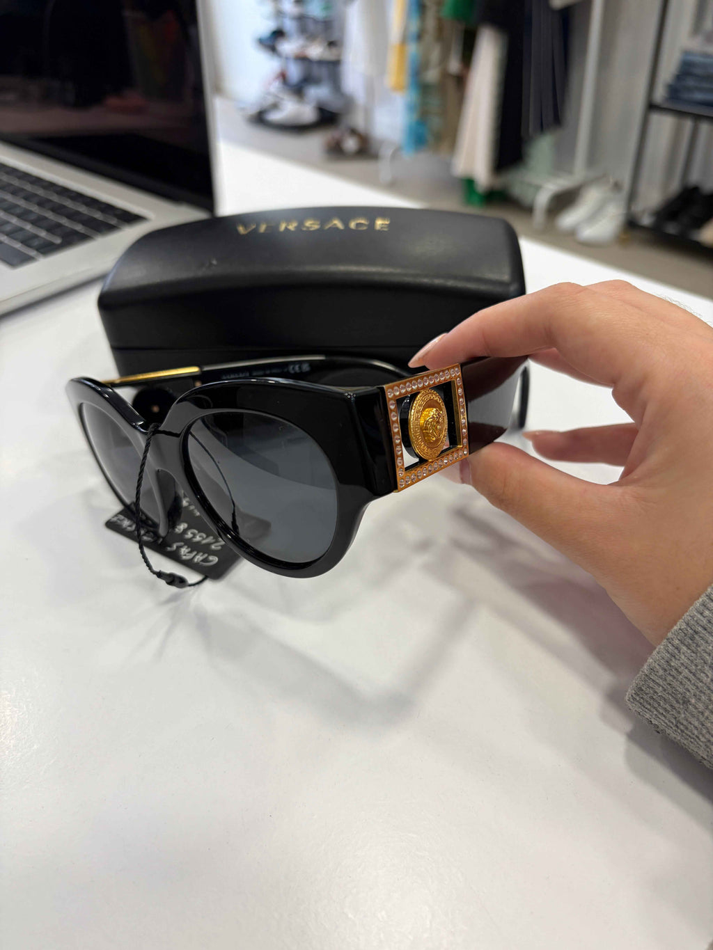 Gafas de sol Versace VE4438B: Elegancia y Estilo Atemporal