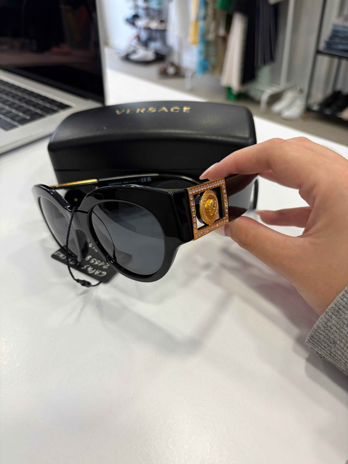 Gafas de sol Versace VE4438B: Elegancia y Estilo Atemporal