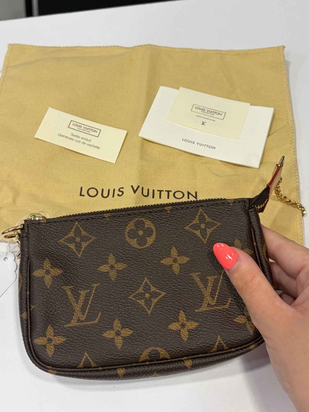Mini Pochette Louis Vuitton: Tu Compañera Perfecta para el Estilo y la Comodidad