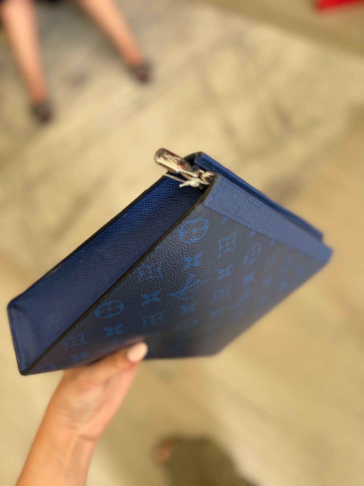Cartera de Mano Louis Vuitton Pochette Voyage MM: Elegancia y Versatilidad en Cada Detalle