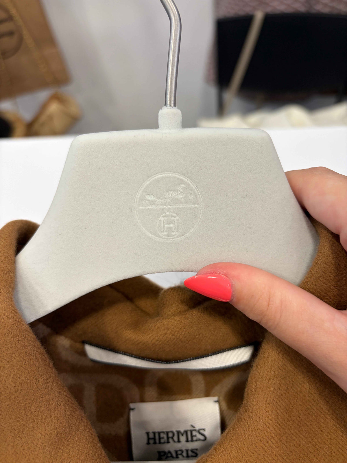 Chaleco sin Mangas de Hermès – Elegancia Atemporal en Cachemira Camel