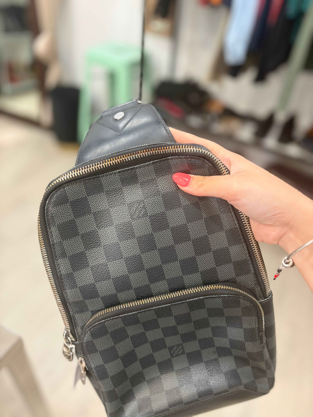 Bandolera Louis Vuitton Avenue Sling Bag: Elegancia y Funcionalidad para tu Estilo Diario