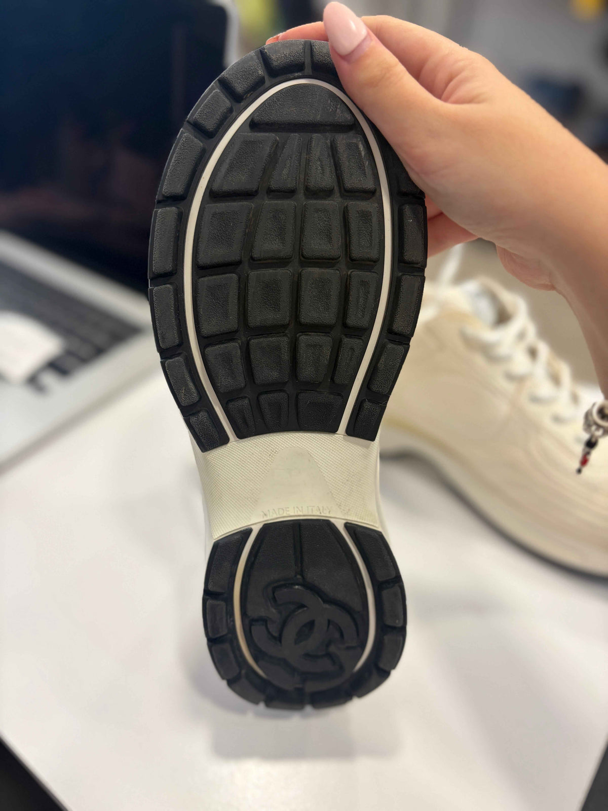 Zapatillas Deportivas Chanel: Elegancia y Comodidad en Cada Paso