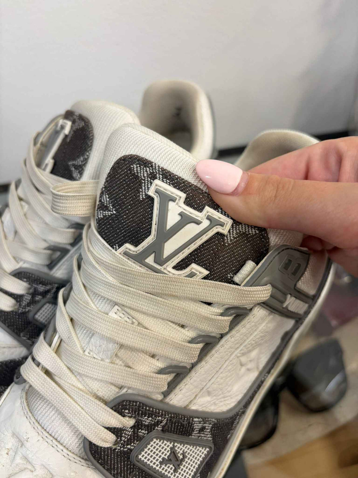 Zapatillas Louis Vuitton Monogram Denim: Estilo y Confort en Cada Paso