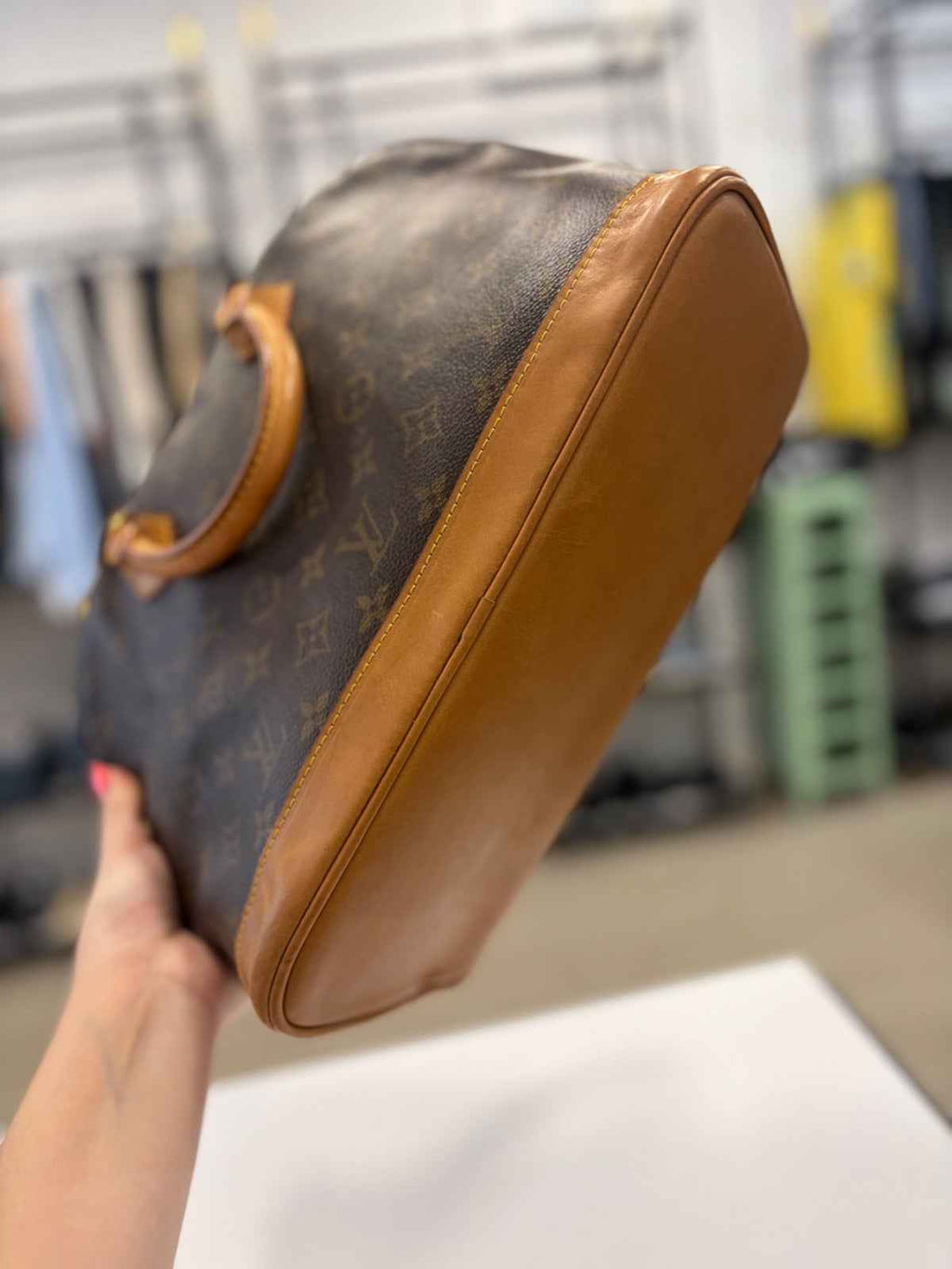 Bolso Louis Vuitton Alma PM Monogram: Tu Compañero de Estilo y Elegancia