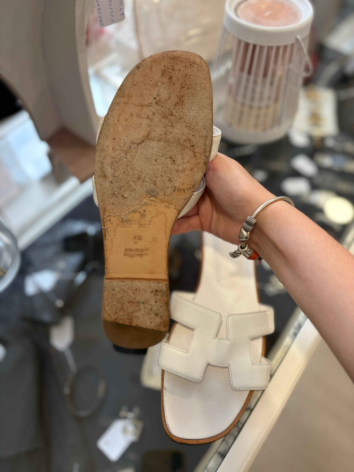Sandalias Hermès Oran Blancas: Elegancia y Confort para Cada Ocasión