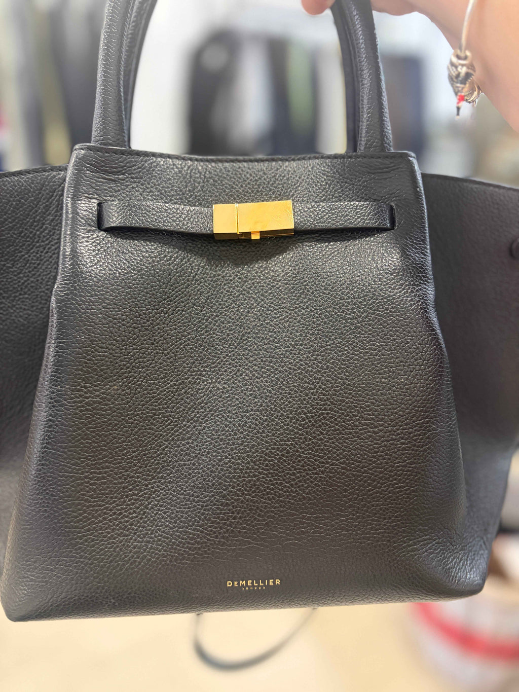 Bolso DeMellier The Midi New York: La Elegancia y Versatilidad que Transforma tu Estilo