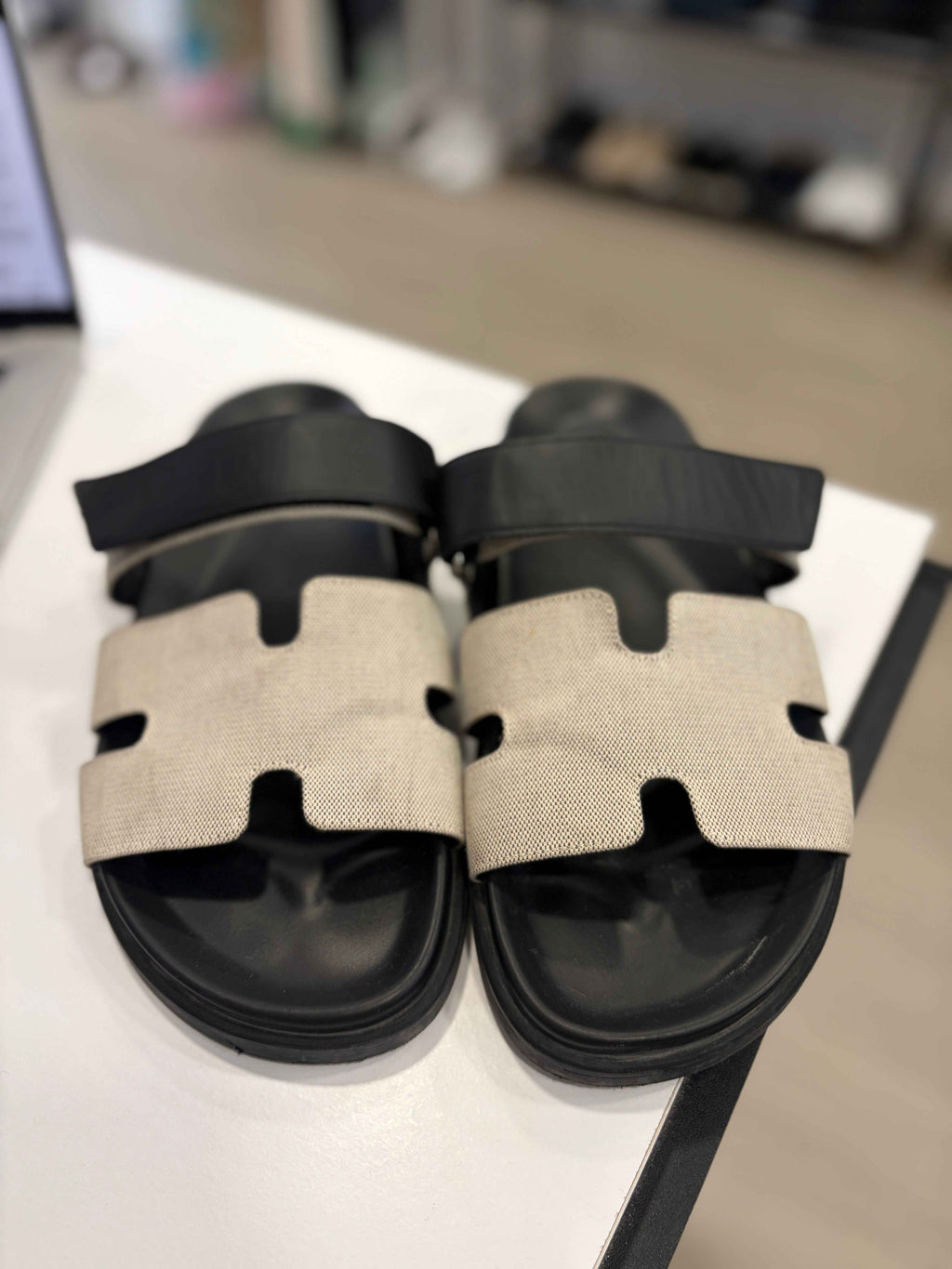 Sandalias Hermès Chypre en Tela H y Piel de Becerro Negra